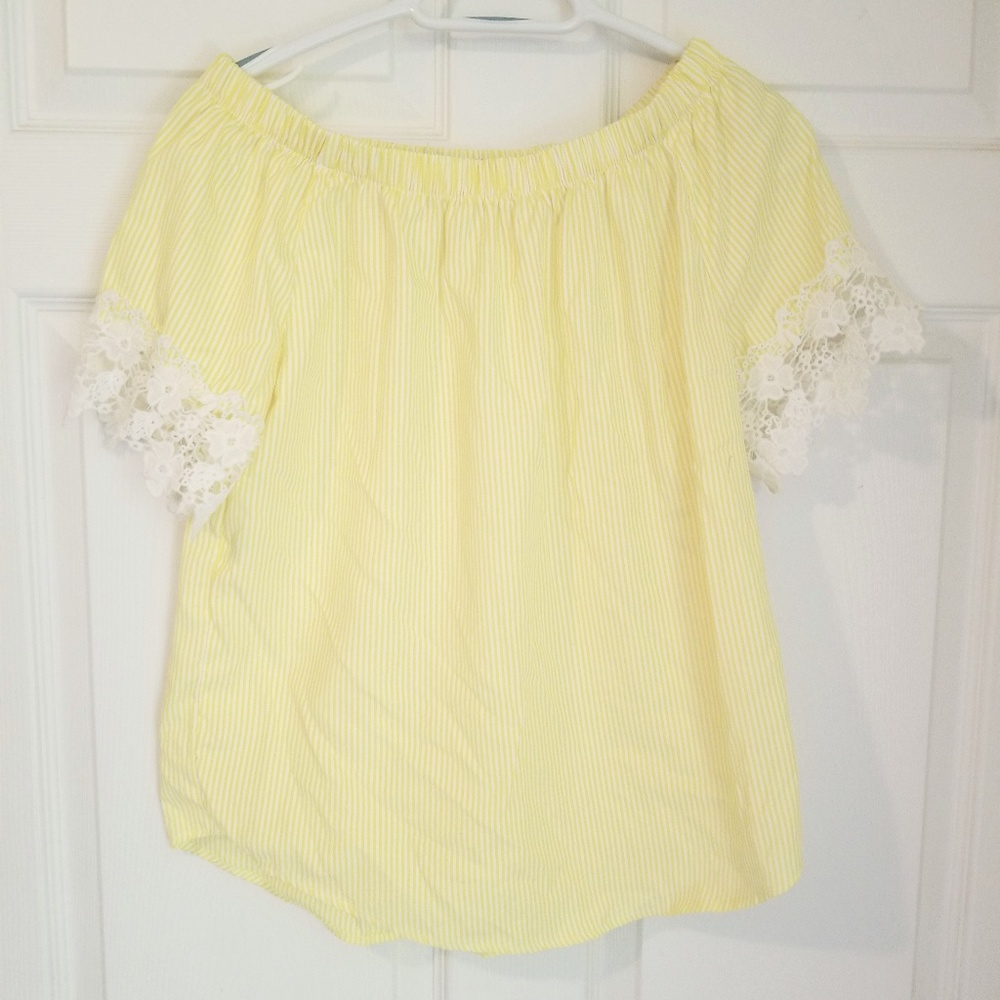 Roommates On Off Shoulder Top NWT Medium